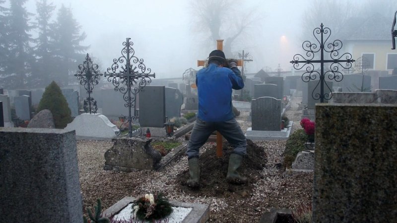 Szenenfoto Friedhof. – Bild: ORF