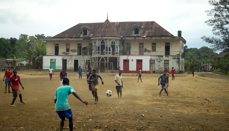 ARD/​WDR REPORTAGE IM ERSTEN: PARADIES IM UMBRUCH, „Sao Tomé und Principe“, Ein Film von Shafagh Laghai, am Samstag (20.09.14) um 16:30 Uhr im ERSTEN.
Die Insel war mal portugiesische Kolonie. Die alten Kolonialhäuser verfallen. Hier hat keiner das Geld, um sie zu restaurieren. – Bild: WDR/​Michael Kraus