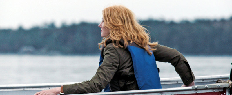 Der Tod ihres Mannes bringt Helen Matthews (Patricia Clarkson) aus dem Gleichgewicht. Sie sucht Ruhe in einer einsamen Inselhütte. Doch plötzlich findet sie sich mitten in einem Kampf auf Leben und Tod wieder ... – Bild: TiberusFilm Lizenzbild frei Der Tod ihres Mannes bringt Helen Matthews (Patricia Clarkson) aus dem Gleichgewicht. Sie sucht Ruhe in einer einsamen Inselhütte. Doch plötzlich findet sie sich mitten in einem Kampf auf Leben und Tod wieder ... – Bild: TiberusFilm Lizenzbild frei