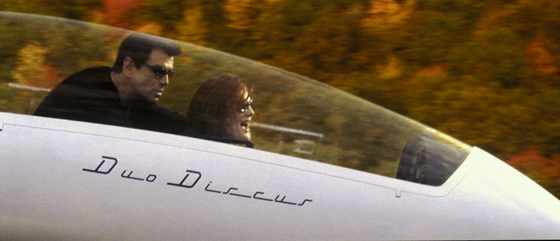 Thomas Crown (Pierce Brosnan) und Versicherungsdetektivin Catherine Banning (Rene Russo) lieben die Gefahr. – Bild: ZDF und Barry Wetcher Thomas Crown (Pierce Brosnan) und Versicherungsdetektivin Catherine Banning (Rene Russo) lieben die Gefahr. – Bild: ZDF und Barry Wetcher