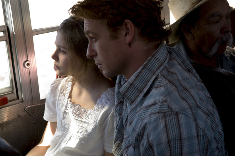 Endlich ist Toby (Cloe Moretz, l.) wieder bei ihrem Vater (Simon Baker). – Bild: ZDF und Colleen Hayes Endlich ist Toby (Cloe Moretz, l.) wieder bei ihrem Vater (Simon Baker). – Bild: ZDF und Colleen Hayes