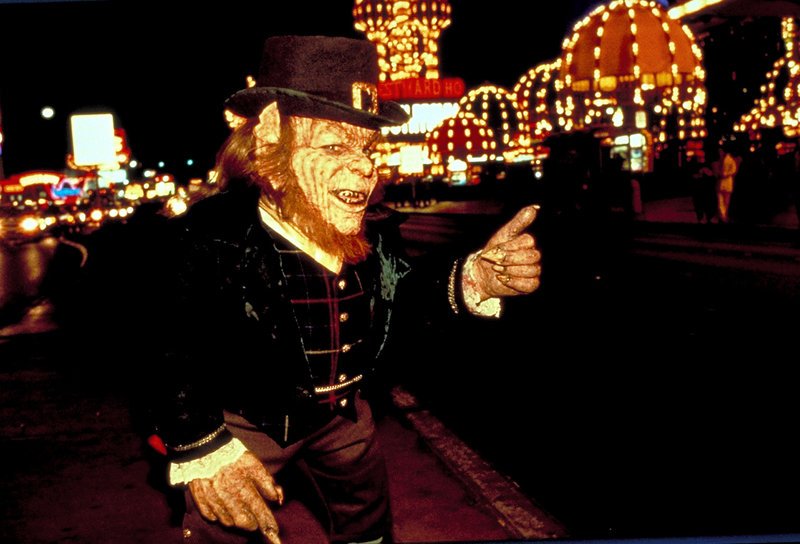 Per Anhalter durch Las Vegas: Den grausamen Zwerg Leprechaun (Warwick Davis) sollte man jedoch besser nicht mitnehmen … – Bild: Universal Pictures Lizenzbild frei