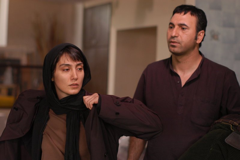 Mojdeh (Hedye Tehrani, links) vermutet, dass ihr Ehemann Morteza (Hamid Farokhnezhad) sie betrügt. – Bild: ZDF und Hossein Jafarian