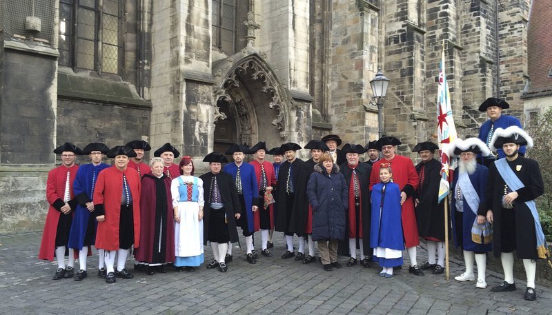 Wer an Halloren denkt, der hat den Geschmack von Schokolade auf der Zunge. Dabei sind sie eigentlich eher salzig, denn Halloren werden seit Jahrhunderten die Salzarbeiter in Halle genannt. Noch heute wird auf einer Saline an der Saale Salz gesiedet. Und eine gleichnamige Bruderschaft erhält die alten Traditionen und Werte. Gerade auch im Advent. Da werden Salzkronleuchter und Fensterbilder aus Salz hergestellt, es wird gefeiert – und die Halloren haben zu ihrem Adventsgottesdienst sogar ein eigenes Portal in der Hallenser Moritzkirche, durch das sie zur Adventsandacht schreiten. – Bild: MDR/​Mia Media