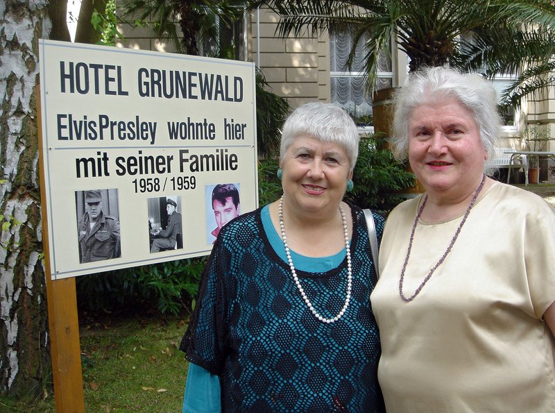 Die Elvis-Fans Anita Lucas und Ida Leinberger vor der Villa Grunewald in Bad Nauheim. In diesem Hotel lebte Elvis mit seiner Familie für einige Monate. – Bild: ZDF und BR/​megaherz