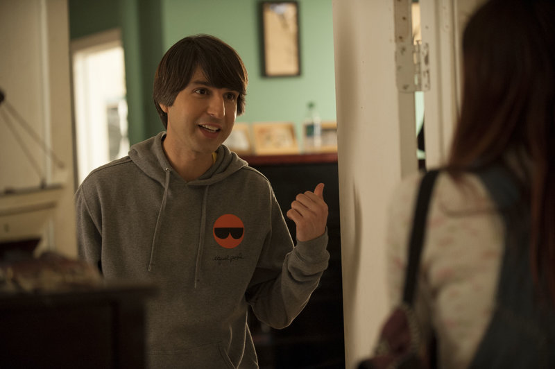 Der Studiotechniker Louis (Demetri Martin) kennt Carol eigentlich nur als Stimmentrainerin, doch durch die Verstrickung unerwarteter Ereignisse, spricht Carol für einen neuen Film die Zeile "In a World ..." ein und fasziniert damit nicht nur Louis ... – Bild: 2013 In A World, LLC. All Rights Reserved. Lizenzbild frei Der Studiotechniker Louis (Demetri Martin) kennt Carol eigentlich nur als Stimmentrainerin, doch durch die Verstrickung unerwarteter Ereignisse, spricht Carol für einen neuen Film die Zeile "In a World ..." ein und fasziniert damit nicht nur Louis ... – Bild: 2013 In A World, LLC. All Rights Reserved. Lizenzbild frei