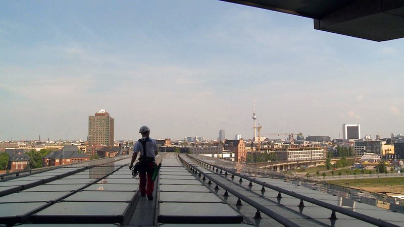 Wie wird eigentlich das riesige Dach des Berliner Hauptbahnhofs geputzt? Das ist eine von vielen Fragen, die in der N24-Reportage beantwortet werden. – Bild: N24 Doku