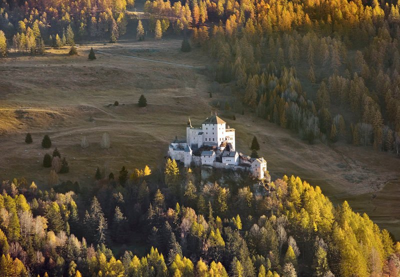 Das Schloss Tarasp im Unterengadin, Kanton Graubünden, stammt aus dem 11. Jahrhundert. Heute ist es in Privatbesitz und kann mit Führungen besucht werden. – Bild: SWR/HR/swiss-image.ch/Roland Gerth Das Schloss Tarasp im Unterengadin, Kanton Graubünden, stammt aus dem 11. Jahrhundert. Heute ist es in Privatbesitz und kann mit Führungen besucht werden. – Bild: SWR/HR/swiss-image.ch/Roland Gerth