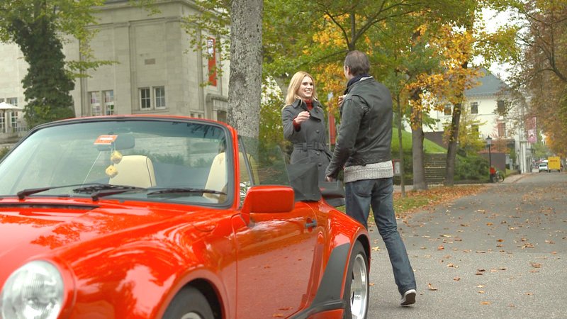 Neuer Flitzer, neue Flamme – Männer in der Midlife-Crisis, hier in einer Spiel-Szene Schauspielerin Stefanie Funk und Schauspieler Max Ruhbaum. – Bild: SWR /​ © SWR