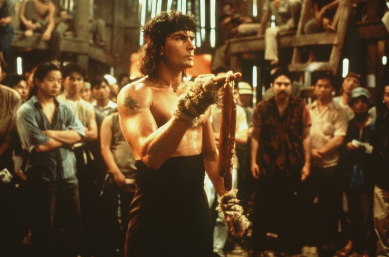Topper Harley (Charlie Sheen) tut einfach alles, um die Gefangenen zu befreien… – Bild: 20th Century Fox Film Corporation Lizenzbild frei Topper Harley (Charlie Sheen) tut einfach alles, um die Gefangenen zu befreien… – Bild: 20th Century Fox Film Corporation Lizenzbild frei
