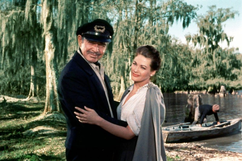 Der ehemalige Sklavenhändler und Plantagenbesitzer Hamish Bond (Clark Gable) rettet die schöne Amantha Starr (Yvonne De Carlo), die nach dem Tod ihres Vaters auf dem Sklavenmarkt verkauft wurde. – Bild: ARTE / © Warner Bros. / © Warner Bros. Der ehemalige Sklavenhändler und Plantagenbesitzer Hamish Bond (Clark Gable) rettet die schöne Amantha Starr (Yvonne De Carlo), die nach dem Tod ihres Vaters auf dem Sklavenmarkt verkauft wurde. – Bild: ARTE / © Warner Bros. / © Warner Bros.