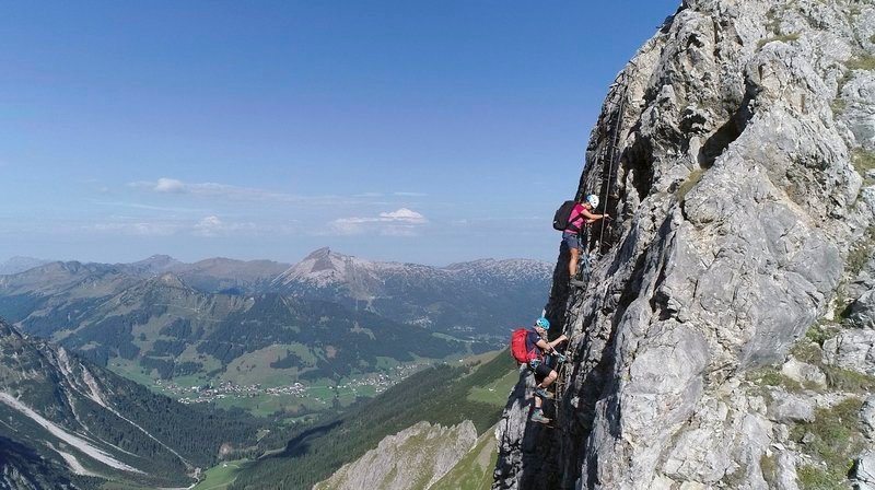 Bergsteiger an einer Leiter am Mindelheimer Klettersteig. – Bild: HR/​Boris Wloka