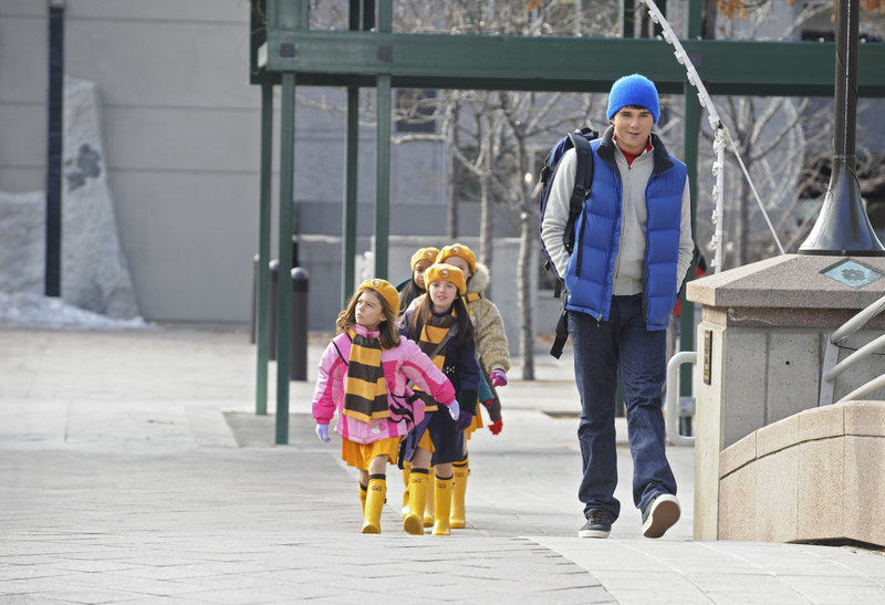 Weil die Leiterin der Pfadfindertruppe seiner kleinen Schwester Emily (Genevieve Hannelius, l.) ausfällt, springt Alex (Hutch Dano, r.) ein. Sofort eilt er mit den Kids ins Eisstadion ... – Bild: Disney Lizenzbild frei Weil die Leiterin der Pfadfindertruppe seiner kleinen Schwester Emily (Genevieve Hannelius, l.) ausfällt, springt Alex (Hutch Dano, r.) ein. Sofort eilt er mit den Kids ins Eisstadion ... – Bild: Disney Lizenzbild frei