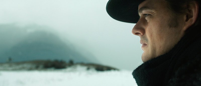 Der junge Greider (Sam Riley) will den Winter in dem einsamen Bergdorf verbringen, um dort zu fotografieren – das glauben die Dorfbewohner. Doch was ist der wahre Grund für seinen Besuch? Niemand ahnt, dass Greider eine dunkle Vergangenheit mit dem Dorf verbindet. – Bild: ZDF und Ingo Pertramer Der junge Greider (Sam Riley) will den Winter in dem einsamen Bergdorf verbringen, um dort zu fotografieren – das glauben die Dorfbewohner. Doch was ist der wahre Grund für seinen Besuch? Niemand ahnt, dass Greider eine dunkle Vergangenheit mit dem Dorf verbindet. – Bild: ZDF und Ingo Pertramer