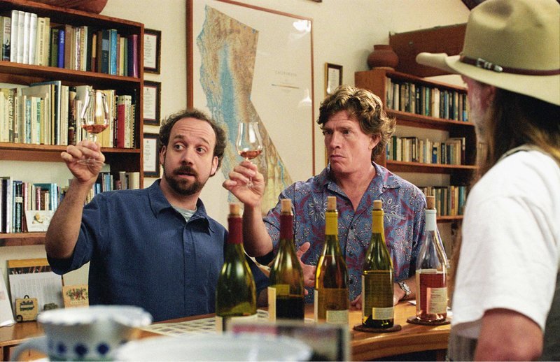 Die College-Kumpel Miles (Paul Giamatti, l.) und Jack (Thomas Haden Church) reisen zum Weintrinken ins kalifornische Santa Barbara. – Bild: Servus TV