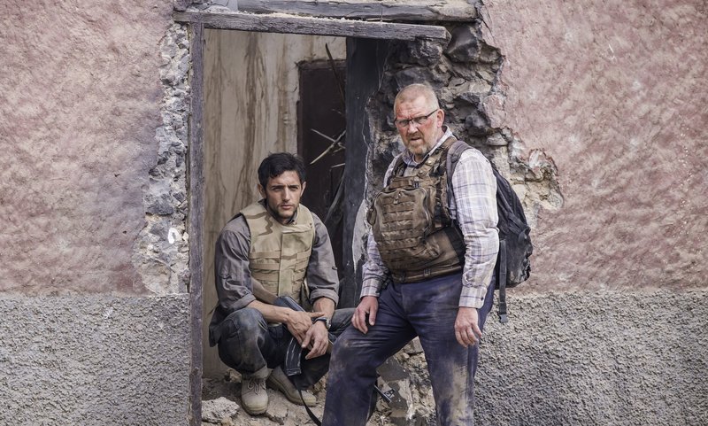 Benno Winkler (Dietmar Bär) und sein Fahrer Ilkay (Adam Bay) sind in dem zerstörten Dorf angekommen, in dem Bennos Tochter zuletzt lebend gesehen worden ist. – Bild: ZDF und Mohammed Kamal