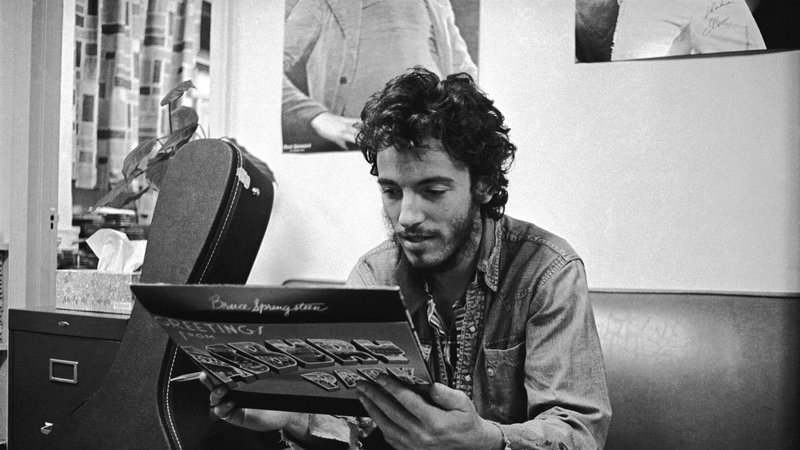 Picture shows_Bruce Springsteen in 1972, getting his first glimpse of his first album ?Greetings from Asbury Park, NJ? – Bild: Art Maillet 1972