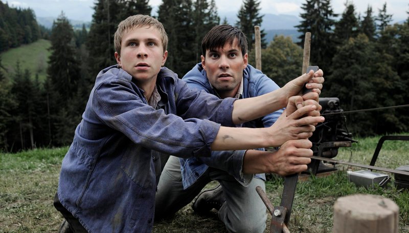 Max (Max Hubacher, li.) und Jakob (Max Simonischek) bremsen die Seilwinde. – Bild: ARD Degeto/​BR/​Bremedia/​Alex Reuter