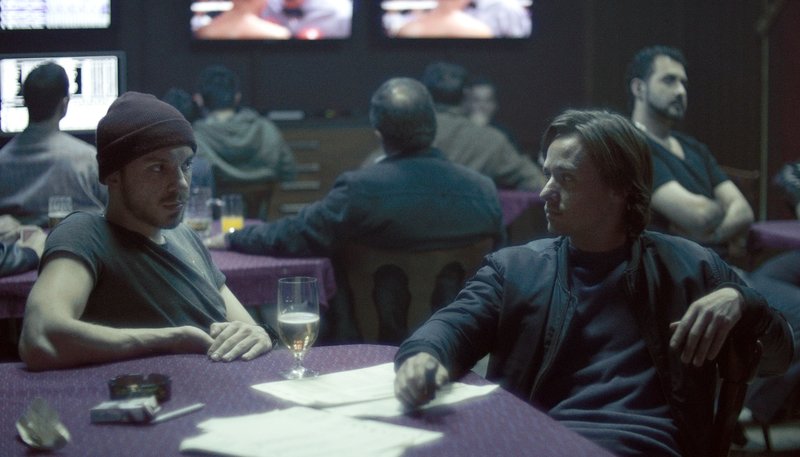 Als verdeckter Ermittler findet Klaus Roth (Tom Schilling) das Vertrauen und die Freundschaft des Wettbetrügers Luka Moravac (Edin Hasanovic, l). – Bild: WDR/UFA FICTION GmbH/Jakub Bejnarowicz Als verdeckter Ermittler findet Klaus Roth (Tom Schilling) das Vertrauen und die Freundschaft des Wettbetrügers Luka Moravac (Edin Hasanovic, l). – Bild: WDR/UFA FICTION GmbH/Jakub Bejnarowicz