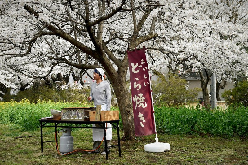 Sentaros (Masatoshi Nagase) Leidenschaft gilt eigentlich eher Hochprozentigem, doch durch seine Angestellte Tokue lernt er seine Arbeit als Koch lieben. – Bild: ZDF /​ © AN Film-partners/​Comme des Cinema/​Twenty Twenty Vision/​Shigeki Akiyama