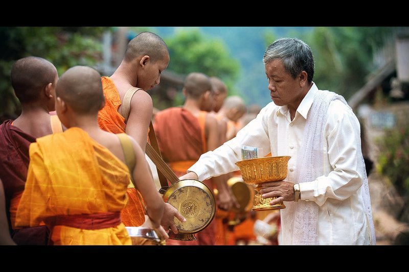 Viele der Backpacker in Laos wollen authentische Traditionen wie diese Almosenzeremonie buddhistischer Mönche erleben. – Bild: ARTE France 