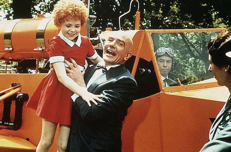Waisenkind Annie (Aileen Quinn) findet bei Daddy Warbucks (Albert Finney) ein neues Zuhause. – Bild: AGENTUR: CINETEXT Bild- und Text