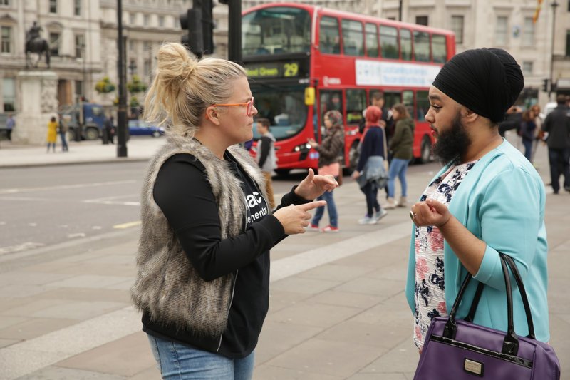 Im Bild: Regisseurin Taryn Brumfitt mit Harnaam Kaur in London. – Bild: ORF /​ Majestic