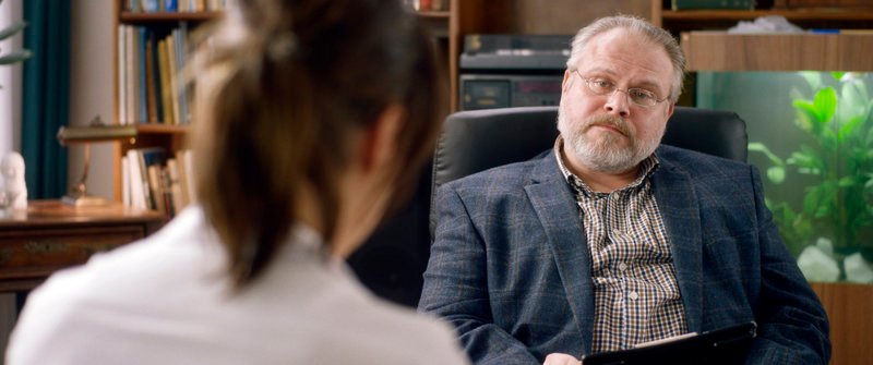 Dr. Mannick (Martin Reik) beobachtet seine Patientin Natalie (Susanne Wolff) genau. – Bild: MDR/ravir film Dr. Mannick (Martin Reik) beobachtet seine Patientin Natalie (Susanne Wolff) genau. – Bild: MDR/ravir film