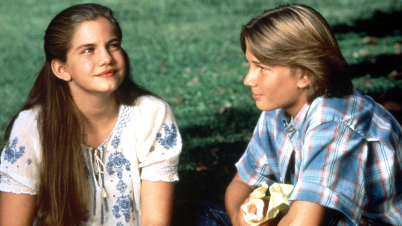 Die dreizehnjährige Vada (Anna Chlumsky) reist nach Los Angeles, um hinter das Geheimnis ihrer lange verstorbenen Mutter zu kommen. Dabei lernt sie nicht nur ihre Mutter, sondern auch ihren Cousin Nick (Austin O'Brien), ihren Onkel Phil und schließlich sich selbst kennen.. – Bild: RTL Zwei Die dreizehnjährige Vada (Anna Chlumsky) reist nach Los Angeles, um hinter das Geheimnis ihrer lange verstorbenen Mutter zu kommen. Dabei lernt sie nicht nur ihre Mutter, sondern auch ihren Cousin Nick (Austin O'Brien), ihren Onkel Phil und schließlich sich selbst kennen.. – Bild: RTL Zwei