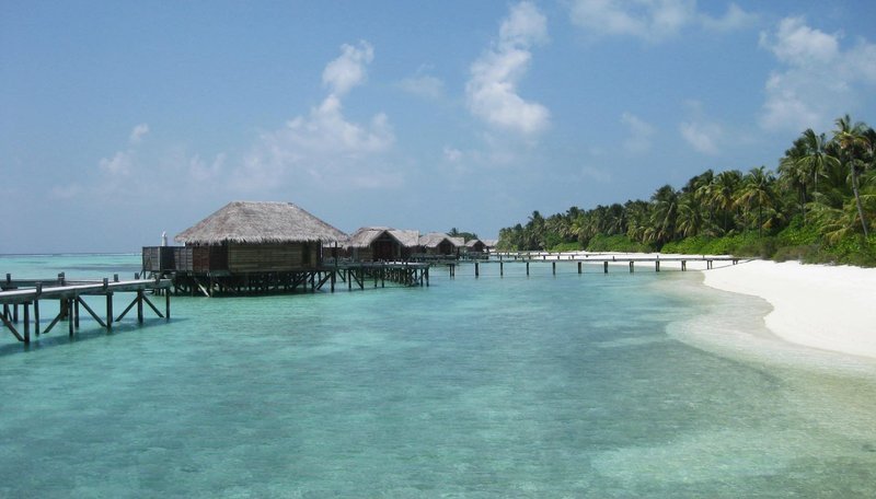 Im Ari-Atoll finden sich zahlreiche der teuersten Luxusressorts, wie das Conrad-Rangali. Wasserbungalows kosten hier bis zu 12.000 US-Dollar die Nacht. – Bild: ZDF und SWR