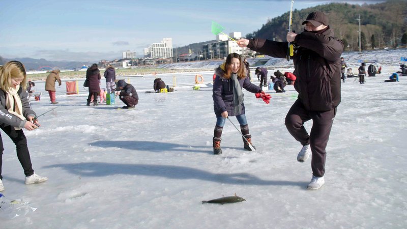 Mutig und abgehärtet: Eisfischer am Olympiaort Pyeongchang. – Bild: ZDF und Thomas Reichart/​Thomas Reichart