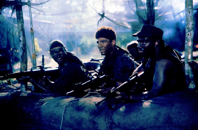 G.I. Chet Costa (Richard Hatch, m.) hat mit seinem Team einen heiklen Auftrag: Er soll eine strategisch wichtige Brücke des Vietcongs zerstören. – Bild: Tele 5