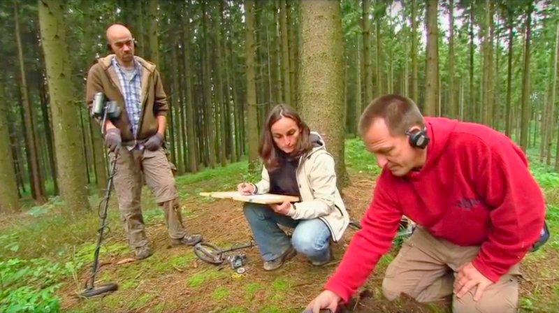 Archäologen mit Metalldetektoren bei der Arbeit. – Bild: phoenix/​ZDF