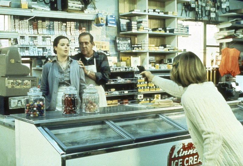 Junell (Robin Mattson, r.) überfällt einen Lebensmittelladen. Keine gute Idee … – Bild: American International Pictures Lizenzbild frei