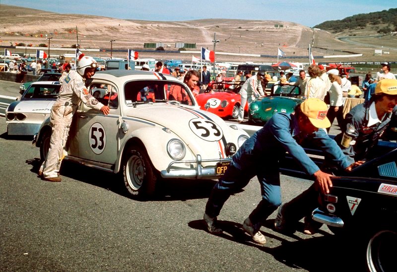 Jim (Dean Jones) und Wheely (Don Knotts) schieben Herbie zum Start der Rallye Monte Carlo. – Bild: Disney Channel