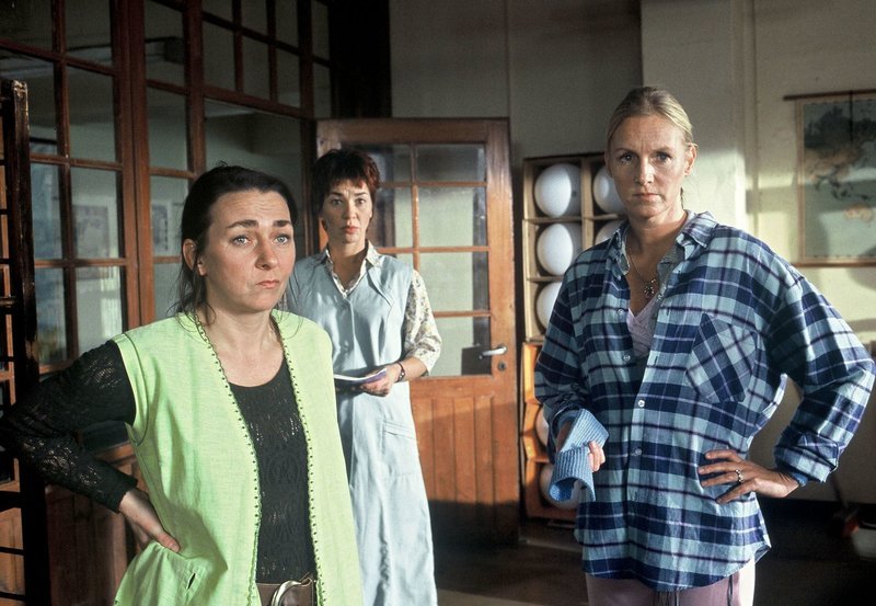 Anke (Steffi Kühnert, l.), Lilo (Anja Franke, Mitte) und Ruth (Carolin Fink,r.) wollen Karin überreden mit ihnen zusammen aufzutreten. – Bild: MDR/​Christa Koefer