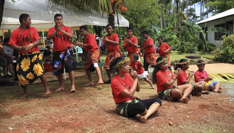 Zeremonie der Erstgeburt. Ein Tanz zu Ehren der jungen Mutter. Gefeiert wir die junge Mutter und ihr Kind – auf Palau ein Jahrhunderte altes Ritual. – Bild: ZDF und NDR/Philipp Abresch Zeremonie der Erstgeburt. Ein Tanz zu Ehren der jungen Mutter. Gefeiert wir die junge Mutter und ihr Kind – auf Palau ein Jahrhunderte altes Ritual. – Bild: ZDF und NDR/Philipp Abresch