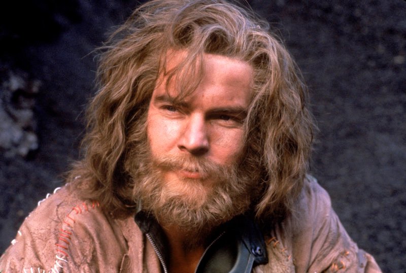 Nach Jahren des Lebens auf dem fremden Planeten hat sich Willis (Dennis Quaid) an die Umstände angepasst – und sich sichtlich verändert. – Bild: ARTE /​ © 1985 Twentieth Century Fox/​All Rights Reserved