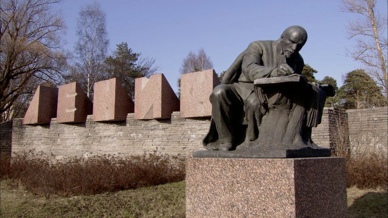 Lenin-Denkmal in Razliv bei St.Petersburg – Bild: ZDF /​ © Sebastian Lempe