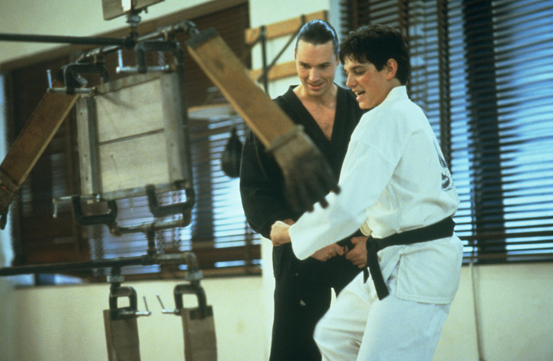 Après un long séjour au Japon, Daniel rentre aux Etats-Unis en compagnie de son professeur, Monsieur Miyagi. Ce dernier, à la retraite, ne peut se permettre de s'offrir la boutique de bonsaïs dont il rêvait tant. Daniel, quant à lui, investit l'argent qu'il avait économisé pour faire des études. Pendant ce temps, Kreese, qui a perdu tous ses élèves après la victoire de Daniel dans un tournoi de karaté l'année précédente, prépare sa vengeance. Il fait appel à son ami, Terry, un millionnaire véreux passionné de karaté, pour l'aider dans ses projets malhonnêtes. Celui-ci fait pression sur Daniel, par l'intermédiaire de Mike Barnes, un jeune voyou, afin qu'il participe au tournoi prévu cette année et remette son titre en jeu. Il espère bien que le jeune homme se fera massacrer... Mais Daniel, sur les conseils de Miyagi, se refuse à faire de son art un moyen de compétition. Un jour, alors qu'il est à la recherche d'un bonsaï sauvage, Daniel est surpris par Mike et ses acolytes, qui le menacent de le laisser mourir au fond du trou où il est descendu, s'il ne signe pas la feuille d'inscription. Daniel, bien obligé de s'exécuter, demande à Myagi de l'aider à s'entraîner en vue du combat, mais celui-ci refuse. – Bild: RTL Zwei Après un long séjour au Japon, Daniel rentre aux Etats-Unis en compagnie de son professeur, Monsieur Miyagi. Ce dernier, à la retraite, ne peut se permettre de s'offrir la boutique de bonsaïs dont il rêvait tant. Daniel, quant à lui, investit l'argent qu'il avait économisé pour faire des études. Pendant ce temps, Kreese, qui a perdu tous ses élèves après la victoire de Daniel dans un tournoi de karaté l'année précédente, prépare sa vengeance. Il fait appel à son ami, Terry, un millionnaire véreux passionné de karaté, pour l'aider dans ses projets malhonnêtes. Celui-ci fait pression sur Daniel, par l'intermédiaire de Mike Barnes, un jeune voyou, afin qu'il participe au tournoi prévu cette année et remette son titre en jeu. Il espère bien que le jeune homme se fera massacrer... Mais Daniel, sur les conseils de Miyagi, se refuse à faire de son art un moyen de compétition. Un jour, alors qu'il est à la recherche d'un bonsaï sauvage, Daniel est surpris par Mike et ses acolytes, qui le menacent de le laisser mourir au fond du trou où il est descendu, s'il ne signe pas la feuille d'inscription. Daniel, bien obligé de s'exécuter, demande à Myagi de l'aider à s'entraîner en vue du combat, mais celui-ci refuse. – Bild: RTL Zwei