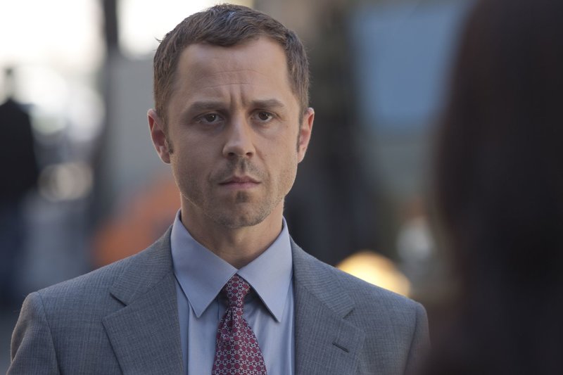 Detective Frank Giardello (Giovanni Ribisi) wird das Gefühl nicht los, dass mehr hinter dem Tod der alten Dame steckt. – Bild: ATV Detective Frank Giardello (Giovanni Ribisi) wird das Gefühl nicht los, dass mehr hinter dem Tod der alten Dame steckt. – Bild: ATV