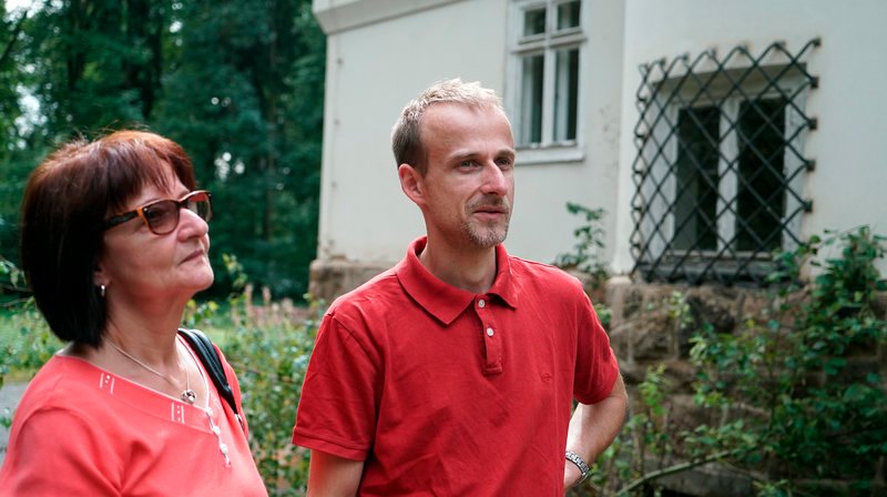 Jörg Seerig mit seiner Mutter an der Klinik, in der er gezeugt wurde. – Bild: NDR/​Julia Kaulbars