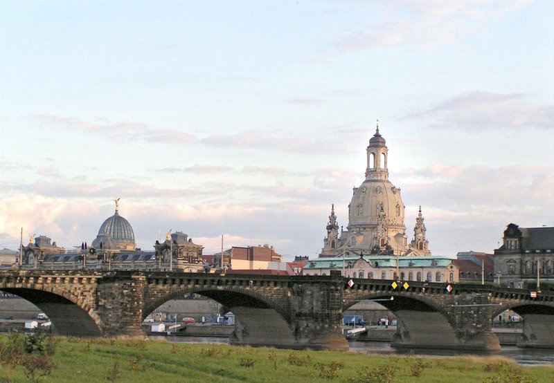 Sie ist wiedergeboren, die Seele von Dresden, wie die Einheimischen liebevoll ihre Frauenkirche nennen. Am 30. Oktober wird sie – nach 12 Jahren Bauzeit – eröffnet und ihre Pracht tausenden Besuchern darbieten. – Bild: MDR/​Frank Eckert