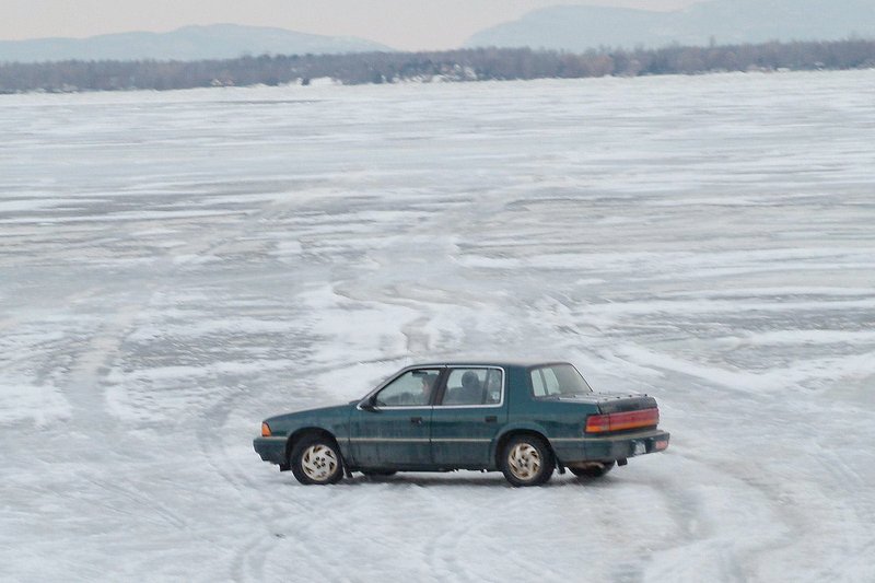 Mit dem Auto soll Ray (Melissa Leo) illegale Einwanderer über den gefrorenen Sankt-Lorenz-Strom in die Vereinigten Saaten von Amerika schmuggeln. Ob das Eis wohl hält? – Bild: Frozen River LLC