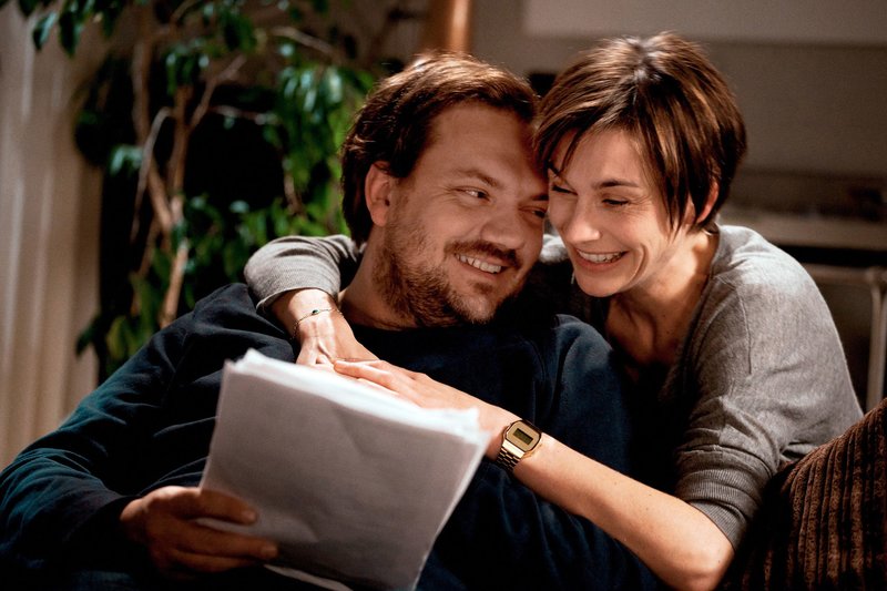 Christine (Christiane Paul) und Konrad (Charly Hübner) sehen erst mal kein Problem darin, dass sie wieder beide arbeiten werden. Sie sind glücklich miteinander, verstehen sich gut und dann kommt ja auch noch das neue Aupair-Mädchen. Das wird schon gutgehen … – Bild: SWR/Oliver Vaccaro Christine (Christiane Paul) und Konrad (Charly Hübner) sehen erst mal kein Problem darin, dass sie wieder beide arbeiten werden. Sie sind glücklich miteinander, verstehen sich gut und dann kommt ja auch noch das neue Aupair-Mädchen. Das wird schon gutgehen … – Bild: SWR/Oliver Vaccaro
