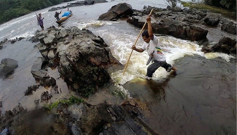 Unterwegs auf dem Rio Caura, einem Nebenfluss des Orinoco. – Bild: BR/NDR/think tank/Michael Schmidt Unterwegs auf dem Rio Caura, einem Nebenfluss des Orinoco. – Bild: BR/NDR/think tank/Michael Schmidt