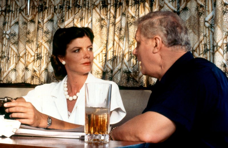 Katharine Ross as Laurel Scott and Charles Durning as Senator Samuel Chapman – Bild: A Bryna Company Production