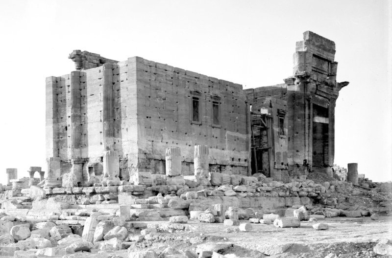 Historisches Foto: Der Bel-Tempel zu Beginn des 20. Jahrhunderts. Seit über 100 Jahren forscht das Deutsche Archäologische Institut (D.A.I.) in Palmyra. – Bild: PHOENIX/ZDF/men@work Historisches Foto: Der Bel-Tempel zu Beginn des 20. Jahrhunderts. Seit über 100 Jahren forscht das Deutsche Archäologische Institut (D.A.I.) in Palmyra. – Bild: PHOENIX/ZDF/men@work