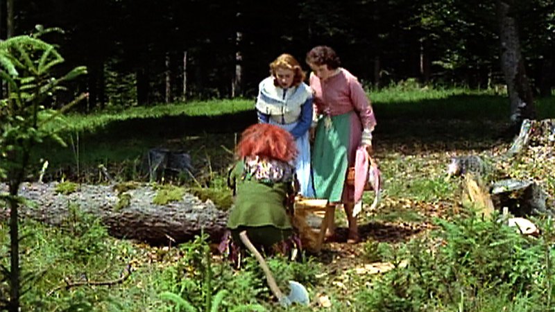 Schneeweißchen (Rosemarie Seehofer) und Rosenrot (Ursula Herion) treffen im Wald auf den bösen Zwerg um wollen ihm helfen. – Bild: RBB