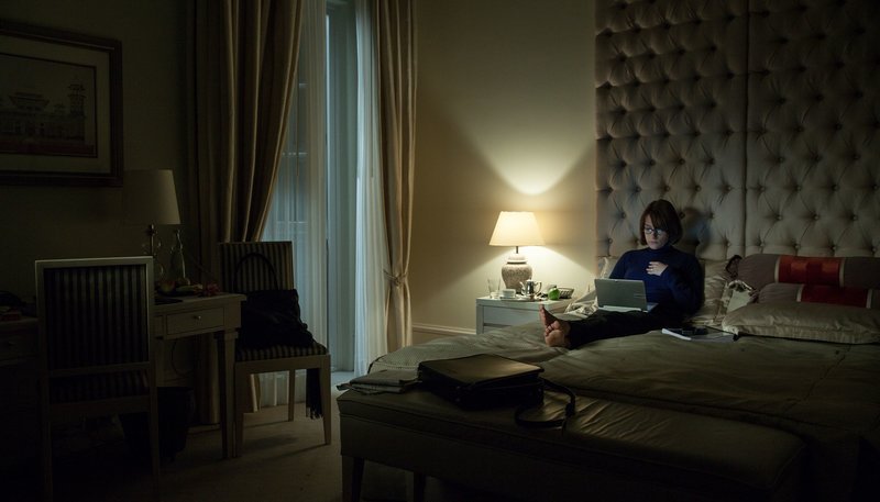 Simone Carstensen-Kleebach (Claudia Michelsen) genießt die Ruhe im Hotelzimmer. – Bild: NDR/Alexander Fischerkoesen Simone Carstensen-Kleebach (Claudia Michelsen) genießt die Ruhe im Hotelzimmer. – Bild: NDR/Alexander Fischerkoesen